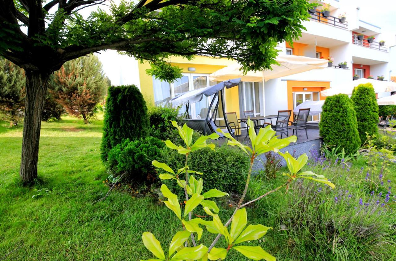Stayinn Rainbow Houses Beachfront By Asteri Hotels Slăntjev Brjag Exteriör bild
